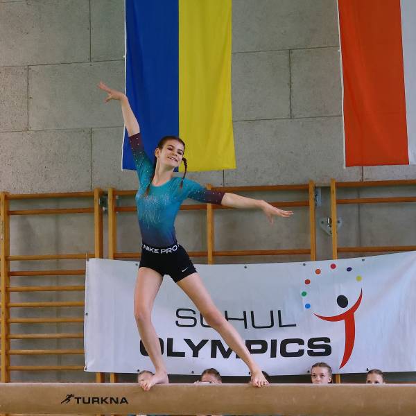 Aylin_Zahirovic_Balken2 - Stefanie Schned.jpg